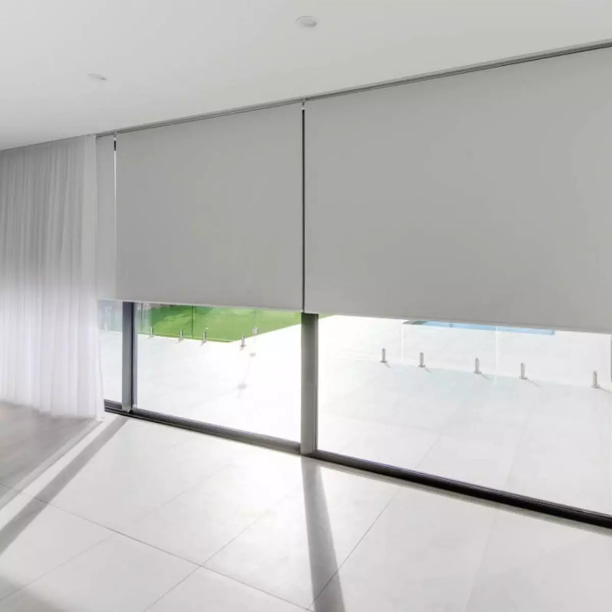 Perbedaan Roller Blind Outdoor dan Indoor, Panduan Memilih yang Tepat untuk Kebutuhan Anda