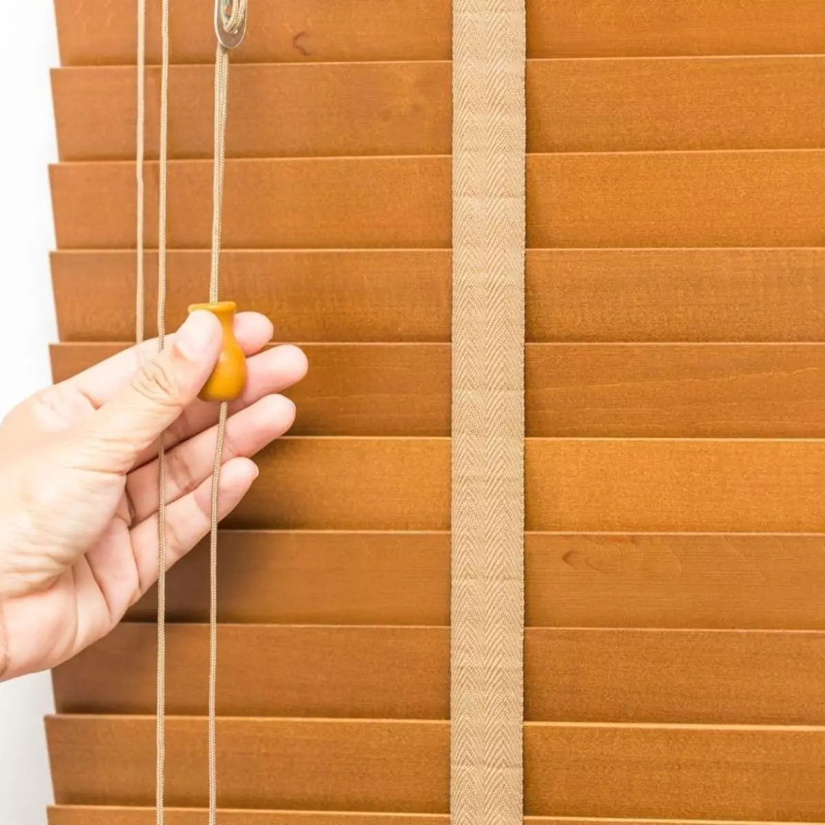 4. Menarik Tali Blinds Terlalu Keras