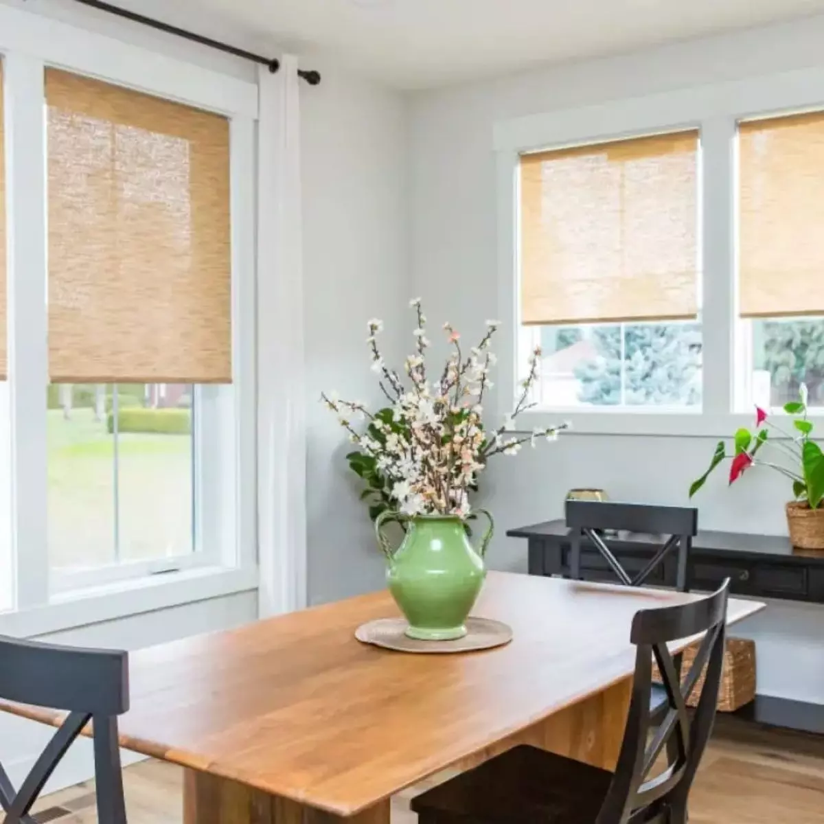 1. Roller Blinds, Praktis untuk Berbagai Jenis Ruangan